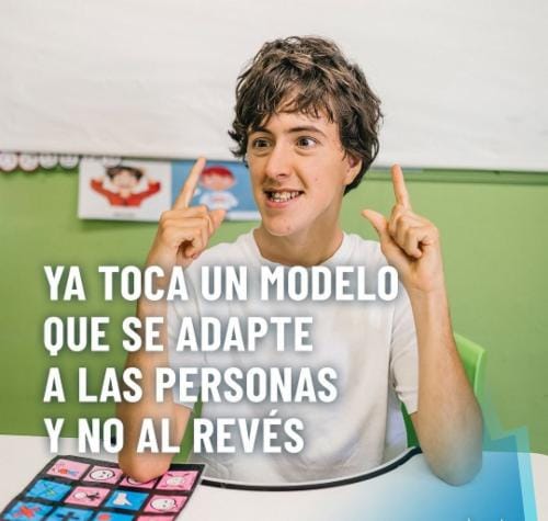 Joven usuario del Centro de Día de AMAPPACE con el lema «Ya toca un modelo que se adapte a las personas y no al revés»